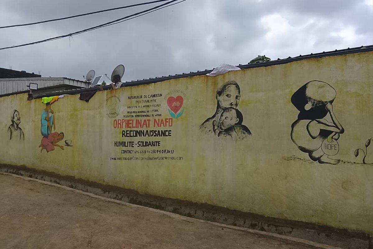 Le mur de l’orphelinat NAFO, à Douala : reconnaissance, humilité, solidarité.