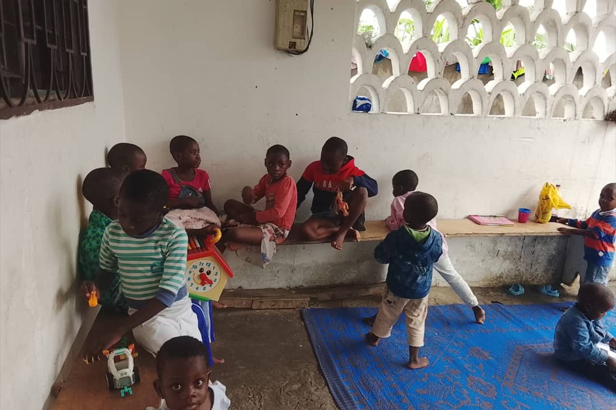 Les enfants de l’orphelinat dans le préau, entre deux activités.