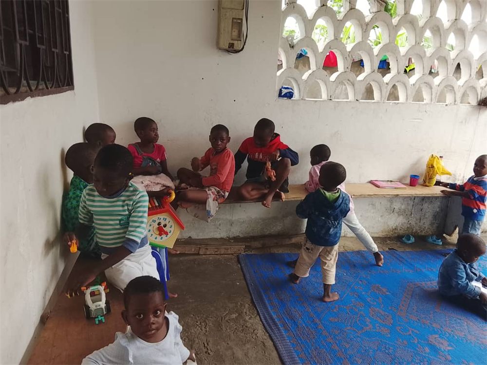 Les enfants de l’orphelinat dans le préau, entre deux activités.