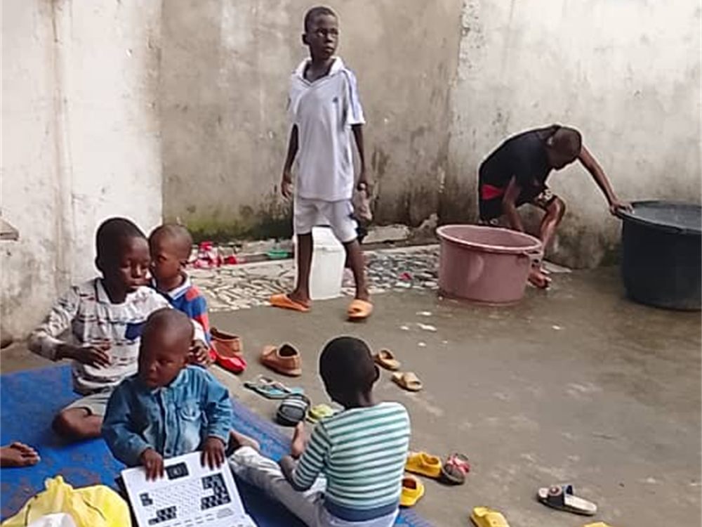 Jeux et jouets remis aux enfants pendant la visite.
