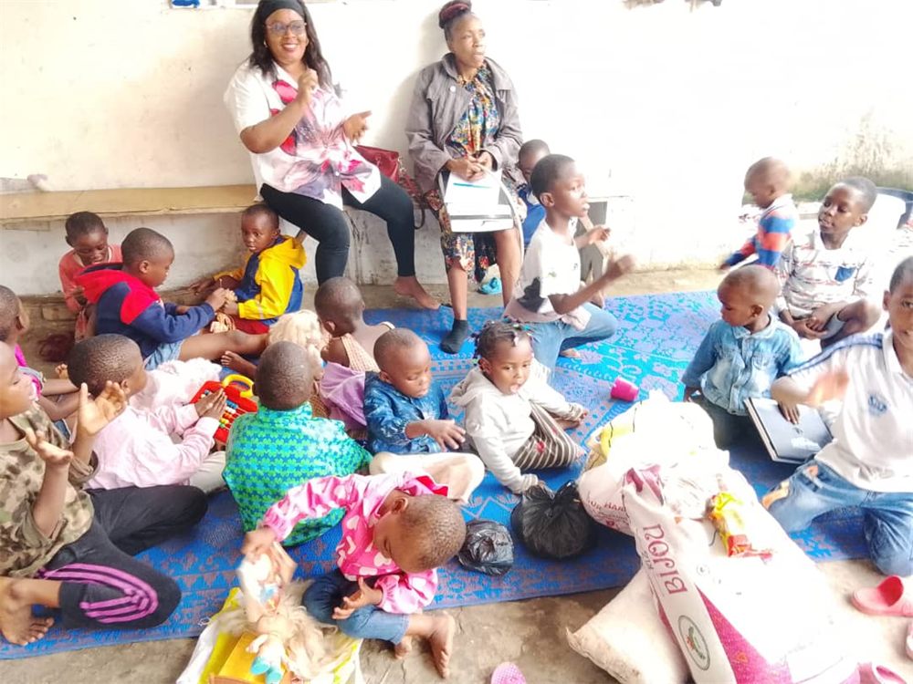 Temps d’animation avec les enfants de l’orphelinat, assis en cercle sur une natte.