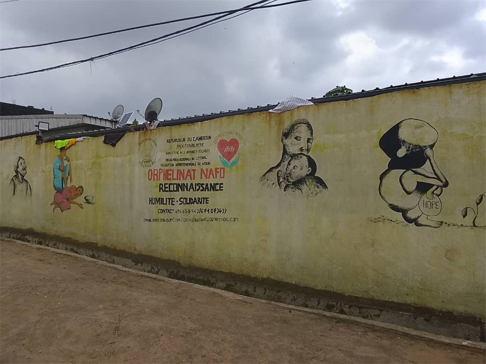 Le mur de l’orphelinat NAFO, à Douala, peint des mots « Reconnaissance, humilité, solidarité ».