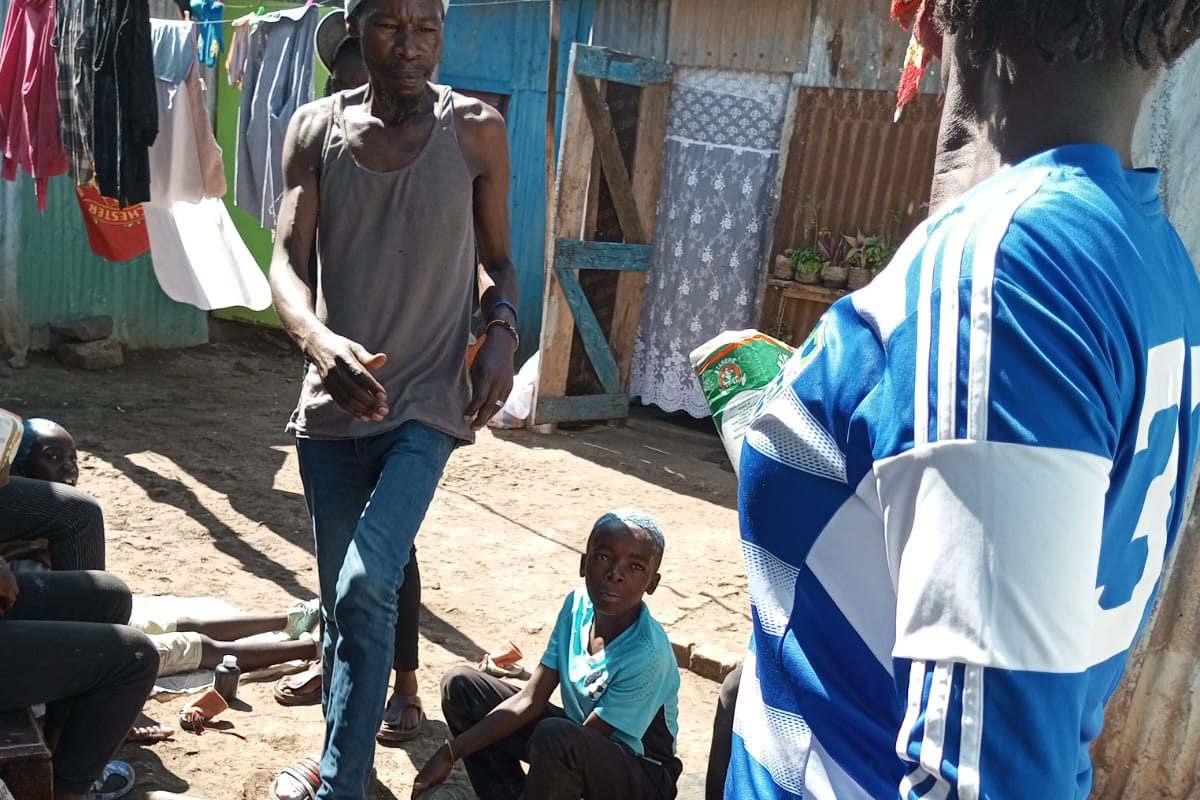 Tournée de distribution alimentaire dans le quartier.