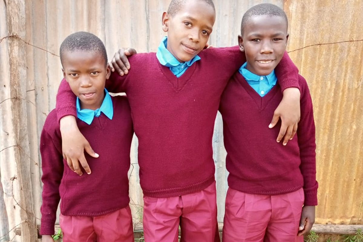 En uniforme. Ces enfants ne fréquentaient plus l’école.